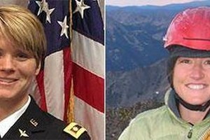  圖為美國女宇航員安妮·麥克萊恩（左）和克里斯蒂娜·科赫（右）的資料照片。（圖源：AP）