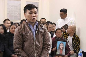 被告人阮越強站在被告席上答審判問案。（圖源：線潘）