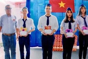 忠義華文學校董事長李鴻才(左一)向優秀生頒獎。