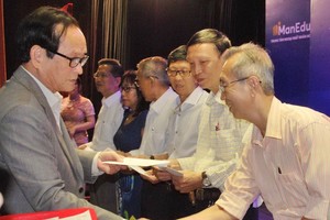 萬盛發集團代表張豐裕向華文教師 贈送醫保卡代金。