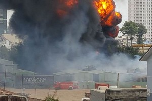 火警現場火勢猛烈，濃煙滾滾直衝天際。（圖源：視頻截圖）