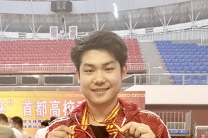 黃嘉良展示奪得的獎牌。