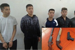 被捕的5名嫌犯和涉案槍支（小圖）。（圖源：公安機關提供）