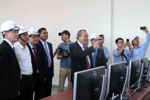 張和平副總理參觀太陽能發電廠。（圖源：越通社）