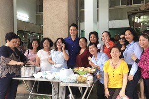 群眾品嚐由阮飛雄烹飪的牛肉美食。