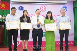 芹苴市產育醫院領導向對產前與初生篩查和診斷工作有貢獻的醫生和醫療單位頒贈獎狀。（圖源：越通社）