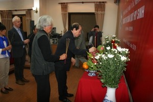 越南作家協會領導上香緬懷文學家、新聞工作者、烈士楊氏春貴。（圖源：友都）