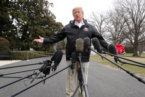 美國總統特朗普當地時間3月8日在白宮外面就相關問題答媒體提問。（圖源：路透社）