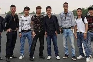 最近，社交網上傳一張8名青年在河內-海防高速公路3號車道橫排站立的相片。（圖源：互聯網）