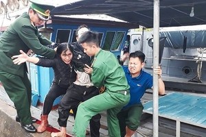 職能力量護送受傷者上岸。（圖源：景慧）