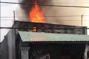 消防隊聞訊後迅速趕抵現場奮勇滅火。（圖源：視頻截圖）