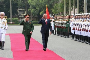 國防部長吳春歷大將（中）與菲律賓國防部長德爾芬‧洛倫扎納檢閱儀仗隊。（圖源：越通社）