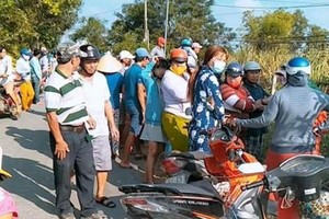 眾多人們聞訊後趕到案發現場圍觀看熱鬧，紛紛議論。（圖源：公理）