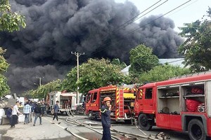 市消防警察力量正在平盛郡一生產單位進行救火。