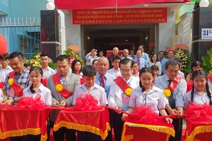 啟明華文中心新校舍落成剪綵。