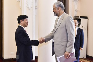 外交部副部長阮國強（左）與伊朗伊斯蘭共和國外交部第一副部長Morteza Sarmadi親切握手。（圖源：越通社）