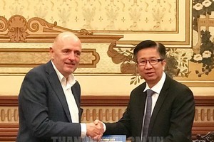 市人民議會副主席范德海（右）向比利時-越南友好議員組主席達爾曼議員贈送紀念品。（圖源：市黨部新聞網）