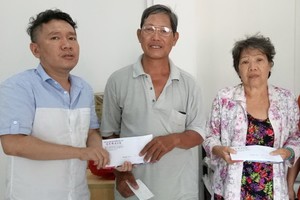 本報慈善組人員將讀者樂捐善款轉交予貧病華人。