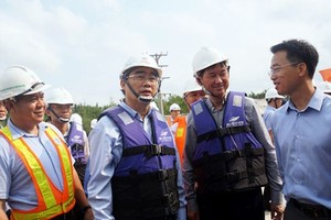 市委書記阮善仁視察治水工程。（圖源：友元）