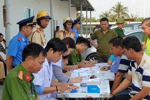 職能力量對出入西貢新港總公司旗下富友港口的司機作毒品檢測。（圖源：潘玲）
