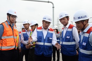 市委書記阮善仁(前左二)實地視察地鐵1號線。（圖源：自忠）