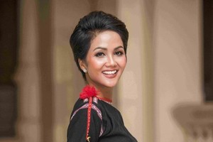 2018年越南十大模範青年榜首是越南環球小姐赫姮妮依，27歲，文化與藝術領域，她積極地參加全國各地志願活動及與愛滋病患者同行計劃。（圖源：互聯網）