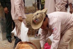 MAG專家將戰後遺留的老炸彈搬移現場。（圖源：光河）