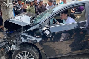 肇事汽車碰撞電柱後才停下來，但司機表態異常，雙手仍握住方向盤頻繁轉動，頭搖個不停。（圖源：段堅）