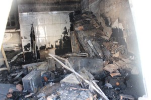 火勢熄滅後的現場一片狼藉。（圖源：阮燕）