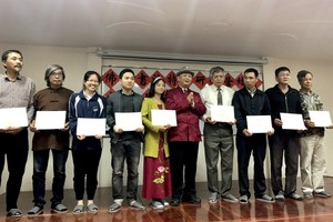 潘慶忠教授向學員頒發證書。