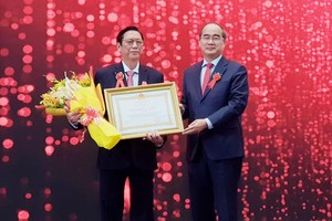 市委書記阮善仁轉授二等勞動勳章給華人企業家楊文德(左)。