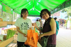 民眾欣然使用環保袋。（圖源：黎絨）