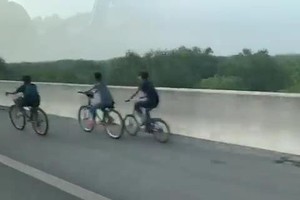 3名少年在本市-隆城-油曳高速公路上騎自行車。（圖源：N.K）
