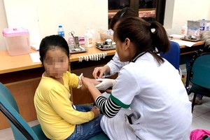 北寧省順城縣的1名小學生獲送至中央熱帶病醫院抽血做條蟲檢驗。（圖源：翠英）