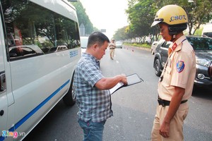安霜交警隊副隊長武志心中校：首天處罰，司機及乘客均對上述規定感到愕然。（圖源：安輝）