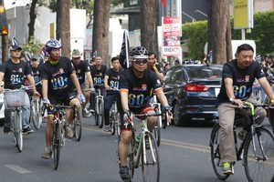 騎車宣傳地球１小時活動。（圖源：越通社）