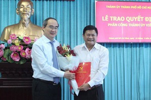 市委書記阮善仁向黃革命同志（右）頒授出任市委組織處常務副主任職務《決定》。（圖源：梅花）