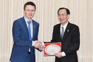 市人委會常務副主席黎清廉（右）向愛爾蘭財政、公共支出與改革部國務部長帕特里克‧奧多諾萬贈送紀念品。（圖源：市黨部新聞網）