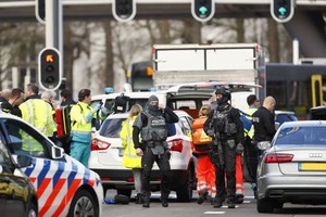 荷蘭烏得勒支槍擊案：圖為3月18日警員及救援人員在案發後來到名為24 Oktoberplace的車站展開調查及救援工作。（圖源：AFP）