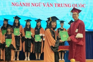 中國語文學系副主任張家權頒發畢業證書。