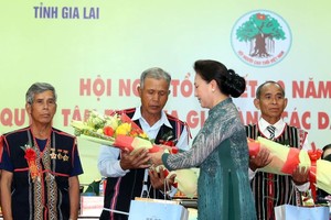 國會主席阮氏金銀送花給各位長老。（圖源：仲德）