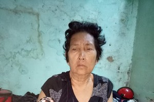 駱桂香身體很虛弱，坐起身都要有人扶一把。