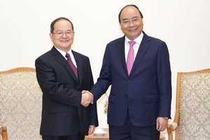 政府總理阮春福（右）接見中國廣西省壯族自治區黨委書記鹿心社。（圖源：光孝）