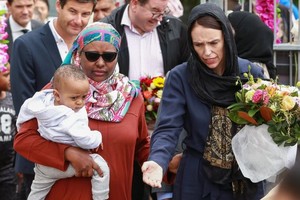 新西蘭總理阿德恩(右)在清真寺探望悼念者。（圖源：Getty Images）
