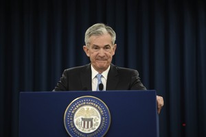  3月20日，在美國首都華盛頓，美國聯邦儲備委員會主席鮑威爾在新聞發佈會上講話。（圖源：新華社）