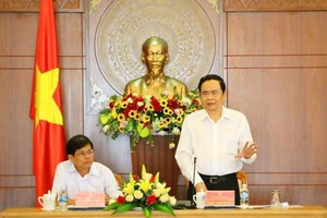 越南祖國陣線中央委員會主席陳清敏（右）在會議上致詞。（圖源：雲清）