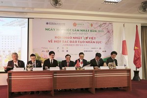 東亞大學與日本各集團企業代表簽訂同意錄取赴日本實習與工作的協議。（圖源：VietTimes）