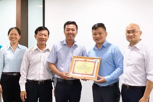 第五郡文化中心領導班子向萬盛發集團代表轉交獎狀。