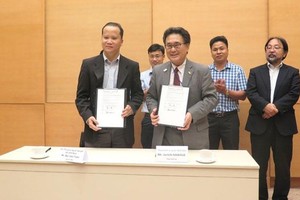 日本駐本市總領事Junichi Kawaue(前右)與平福省蒲登縣醫療中心代表簽署體能康復科新建項目無償援助協議。（圖源：黃廉）