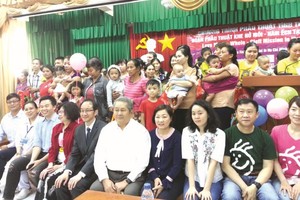 越、台、德醫療團醫護人員和病人家屬出席美容義診報告會。